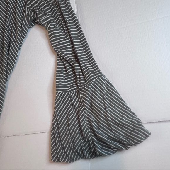 Wallpapher Gray White Striped Bell Sleeve Keyhole Top 2X - Picture 9 of 12